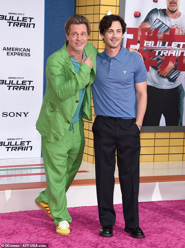 Brad und Logan: Der Schauspieler war auch mit seinem Co-Star Logan Lerman auf dem roten Teppich zu sehen