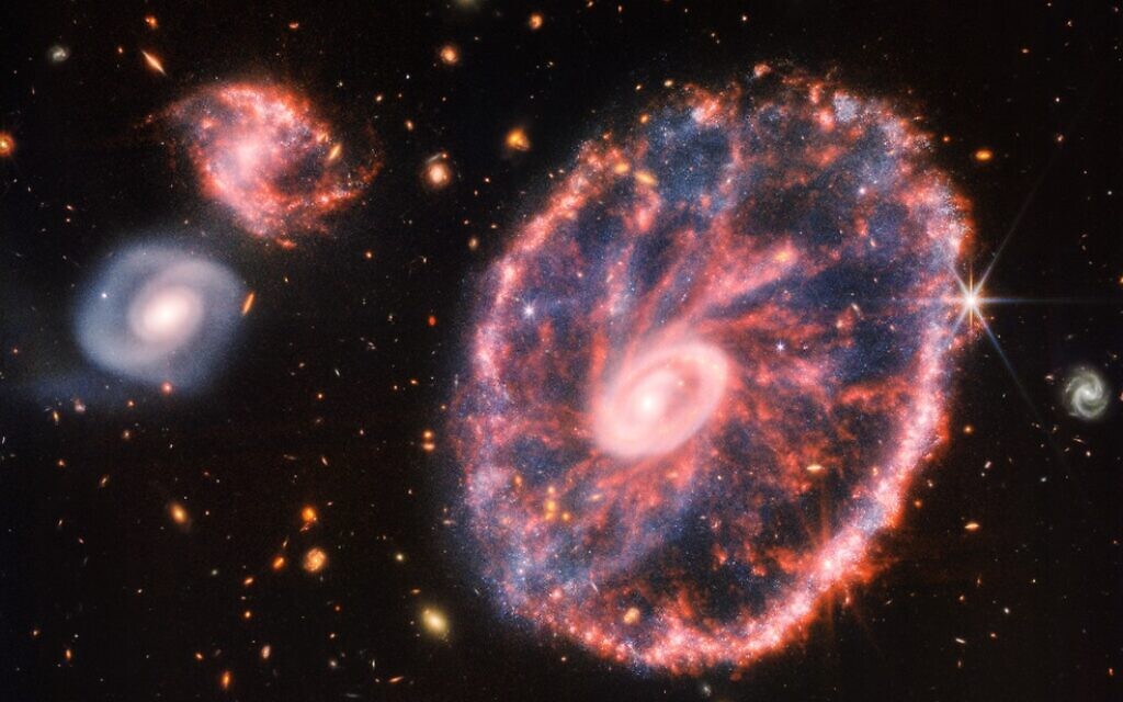 Das Webb-Teleskop fängt die farbenfrohe Cartwheel-Galaxie ein, die 500 Millionen Lichtjahre entfernt ist