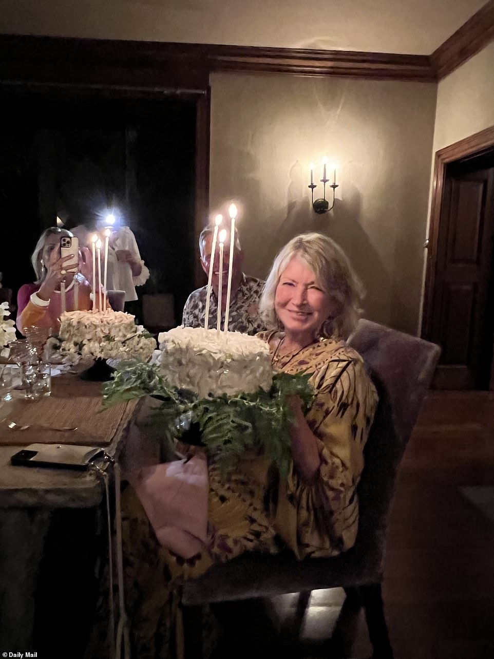Leuchtend: Geschäftsfrau posiert mit ihrem Kuchen, um ein weiteres Foto von ihrer tollen Party zu machen
