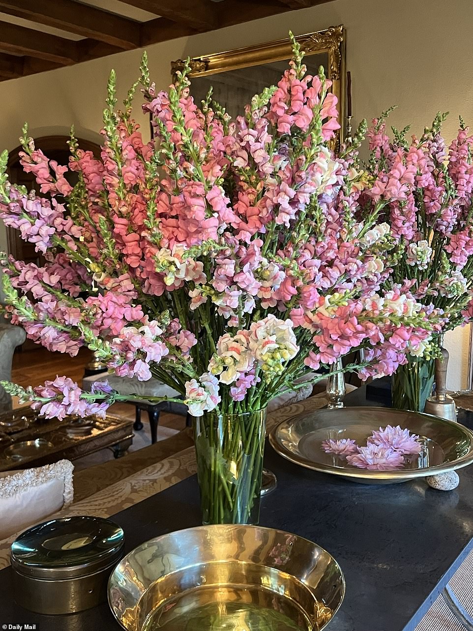 Wunderschön: Martha hatte auch rosa und weiße Blumenarrangements entlang der Tische