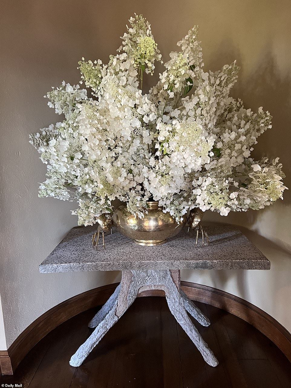 Elegant: Das Haus hatte eine Reihe wunderbarer Blumenarrangements