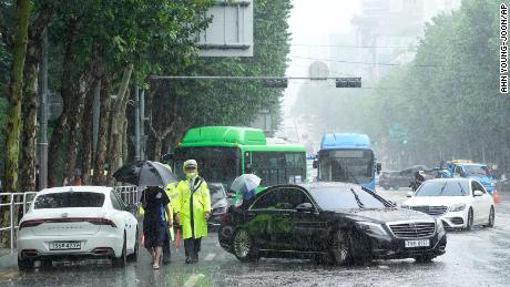 Autos in starkem Regen blockieren am 9. August eine Straße in Seoul, Südkorea.