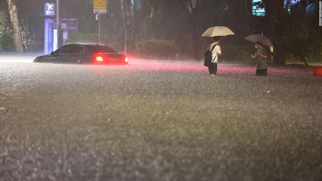 Photo of Überschwemmungen in Seoul: Rekordregen tötete mindestens 8 Menschen in Südkoreas Hauptstadt, als Gebäude überschwemmt und Autos überschwemmt wurden