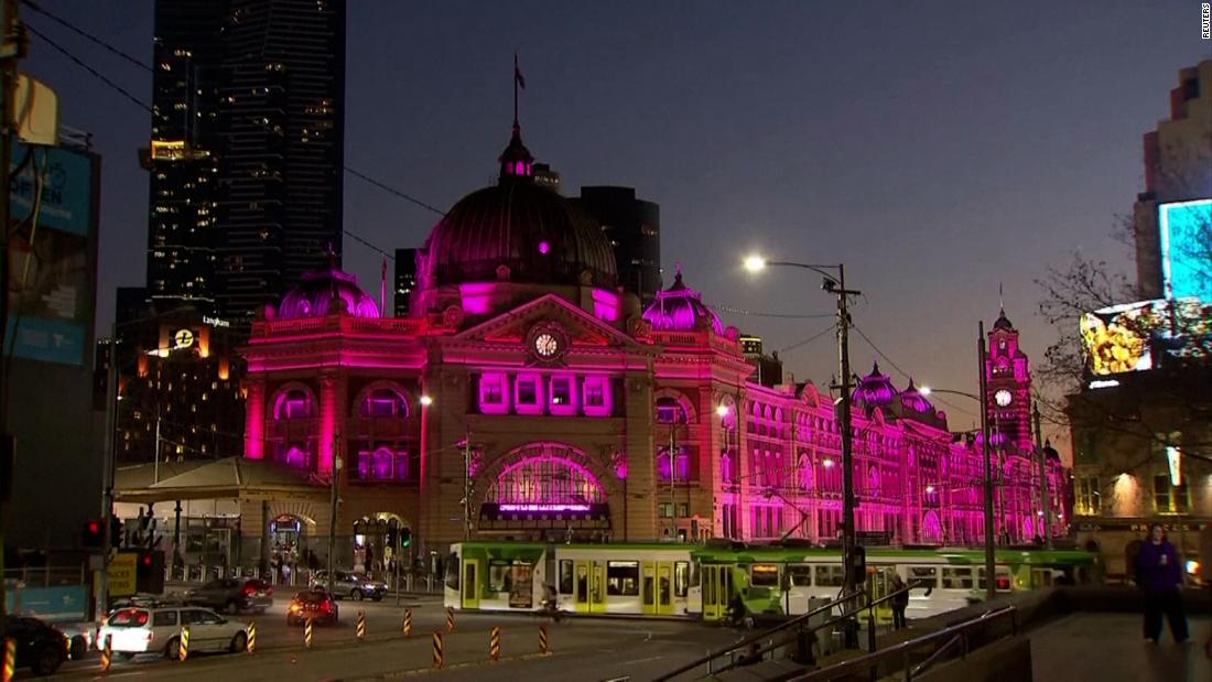 Photo of Olivia Newton-John: Australische Wahrzeichen leuchten rosa, um die Sängerin und Krebsaktivistin zu ehren