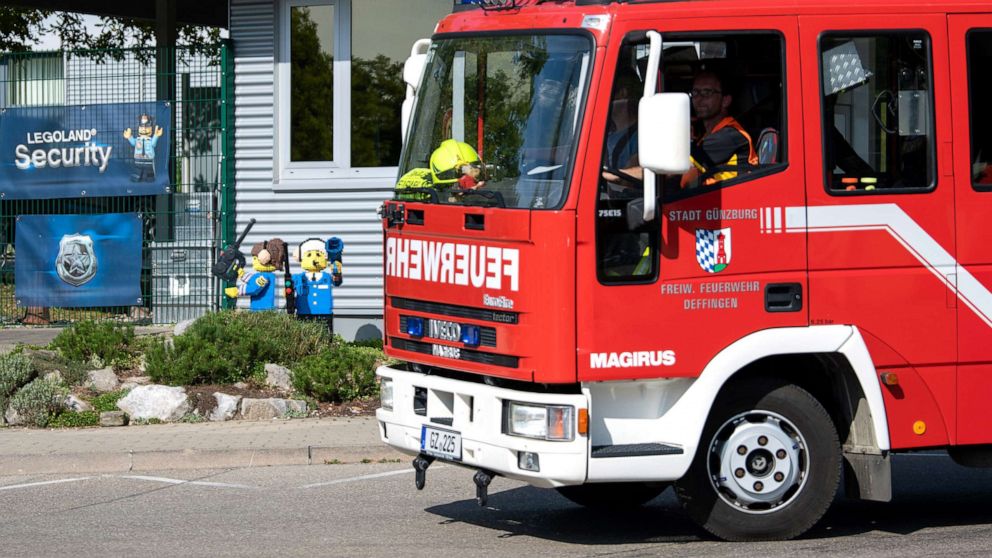 Foto: Ein Feuerwehrauto fährt durch den Eingang zum Legoland, 11. August 2022 in Bayern, Deutschland. 
