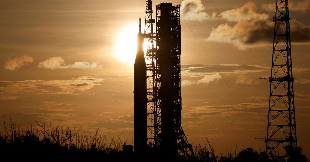 Photo of Beobachten Sie, wie die Artemis Moon Rocket der NASA auf der Startrampe abhebt