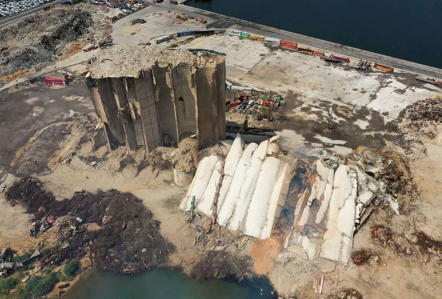 Die Getreidesilos im Hafen von Beirut wurden durch die Explosion beschädigt und stürzten schließlich ein
