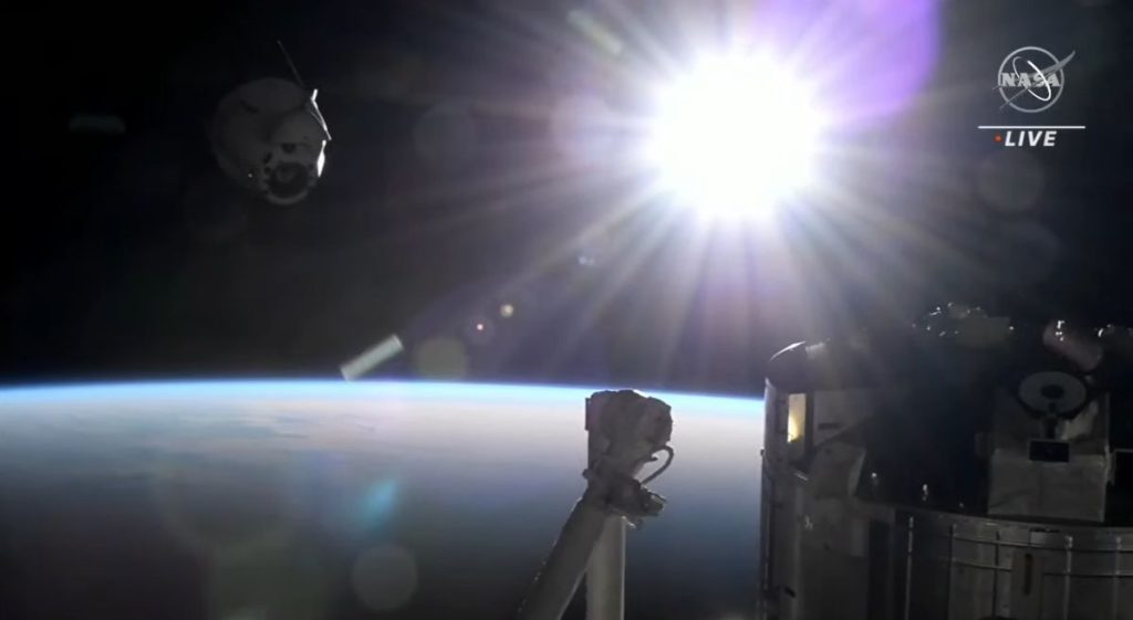 Die SpaceX Dragon-Frachtkapsel verlässt die Raumstation auf ihrer Rückreise zur Erde