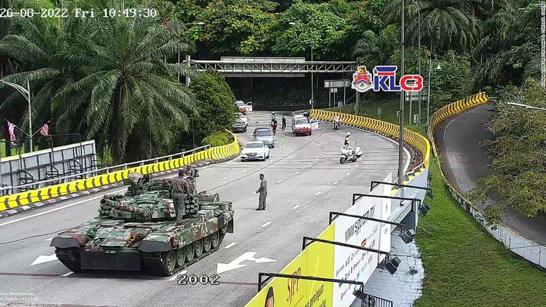 Photo of Die malaysische Armee entschuldigt sich für den Einsturz von Panzern und gepanzerten Fahrzeugen in Kuala Lumpur