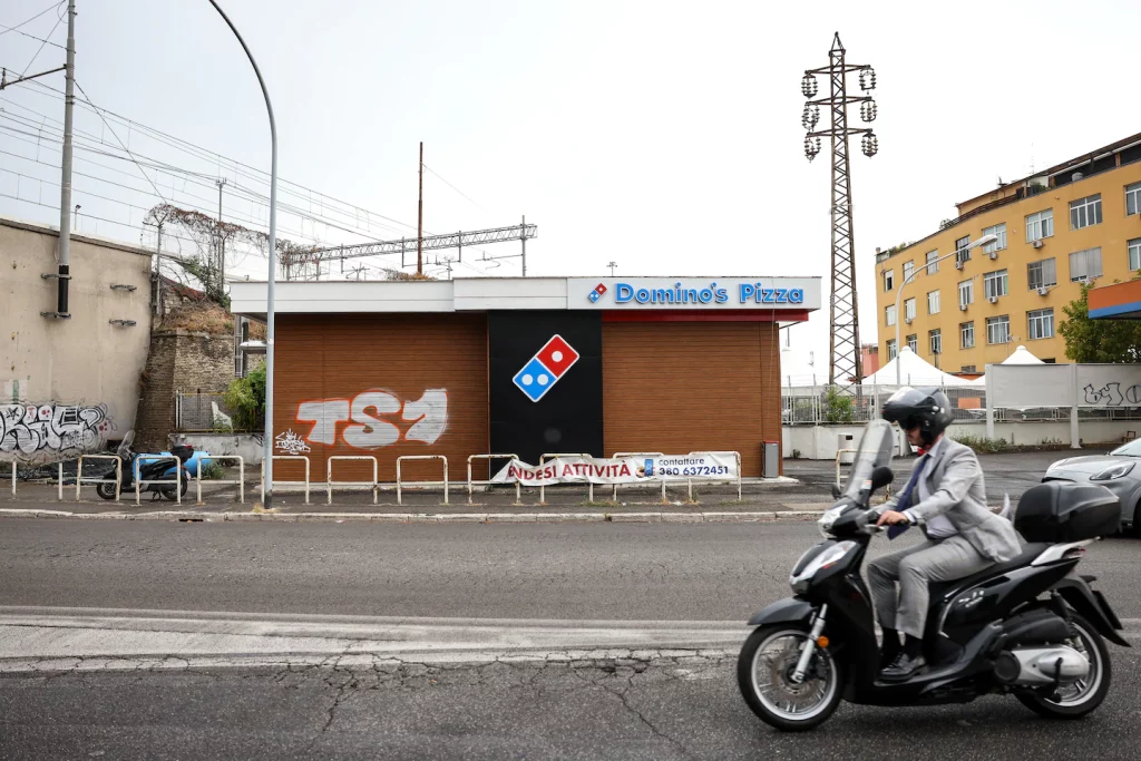 Domino's schließt Standorte in Italien, an denen Gäste lokale Pizza bevorzugen