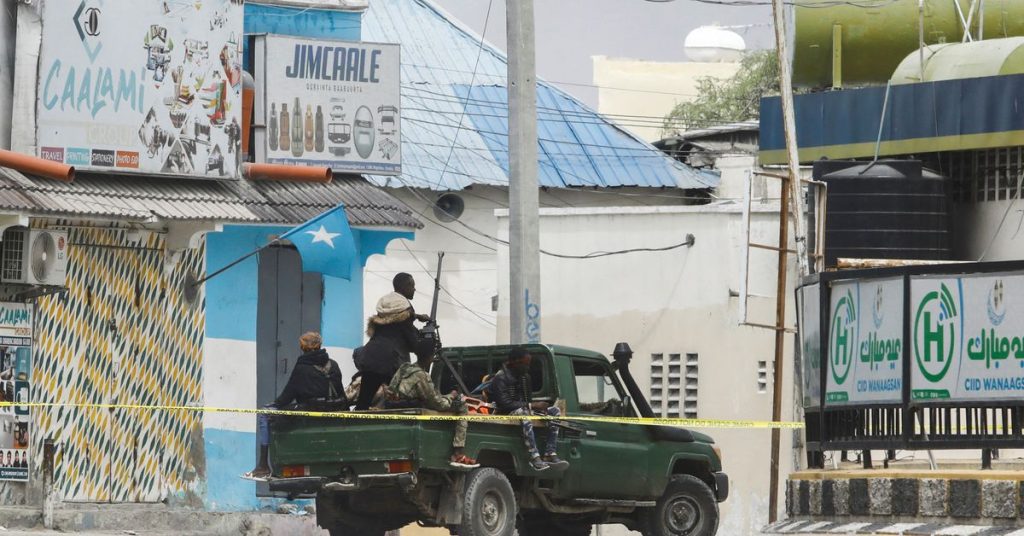 Ein Geheimdienstoffizier sagte, mindestens 12 Menschen seien bei einer Hotelbelagerung in Somalia getötet worden