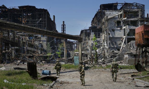 Russische Soldaten patrouillieren im Gebiet des metallurgischen Kombins Azovstal in Mariupol in der von Russland kontrollierten Region Donezk.