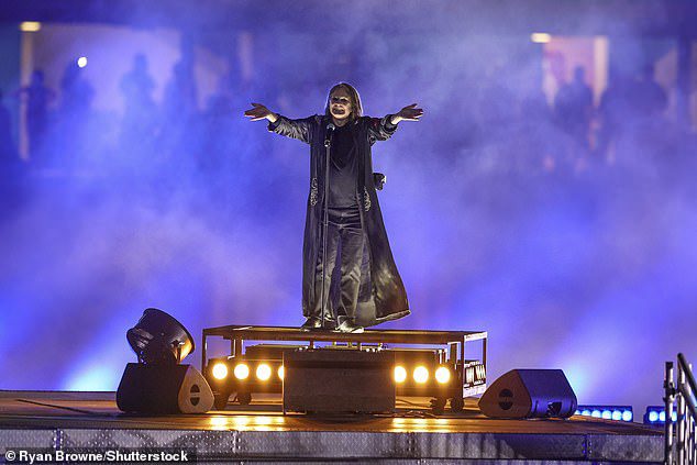 Photo of Ozzy Osbourne betritt nach einer „lebensverändernden Operation“ die Bühne, um bei den Commonwealth Games aufzutreten