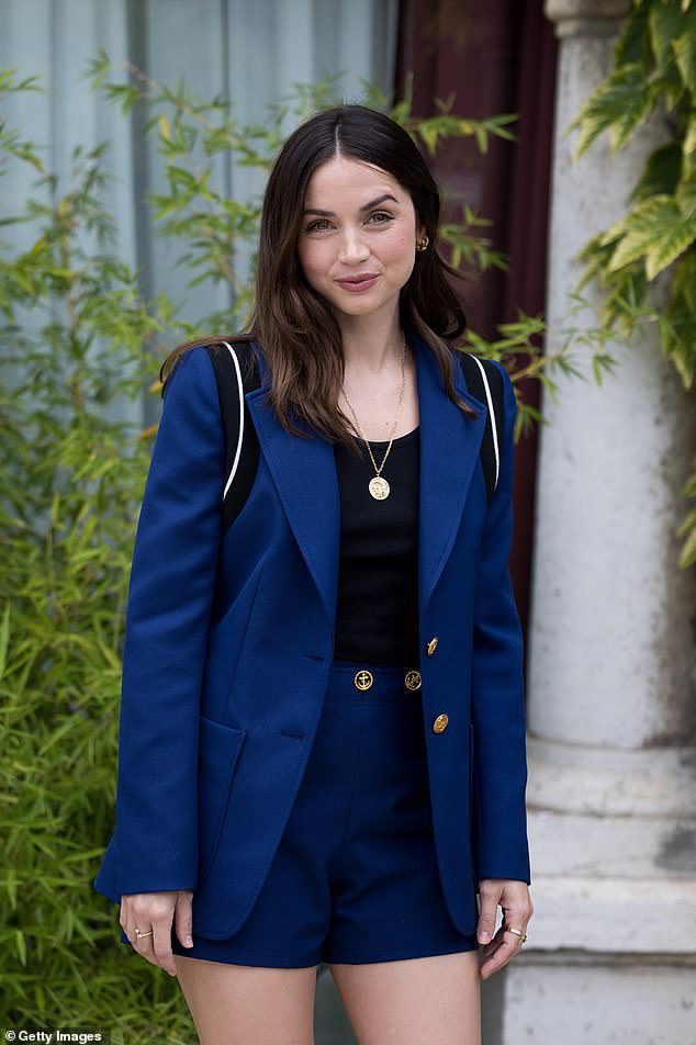 Der stylische Look: Die atemberaubende Schauspielerin strahlte in einer marineblauen Hose und einer passenden Jacke, während sie bei der Promo für ihren Netflix-Film für Fotos posierte.