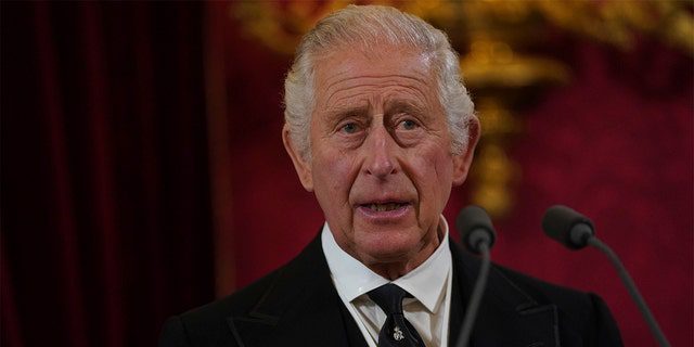 Der britische König Karl III. vor Mitgliedern des Privy Council im Thronsaal während des Beitrittsrates im St. James's Palace, London, Samstag, 10. September 2022, wo er offiziell zum König erklärt wird. 