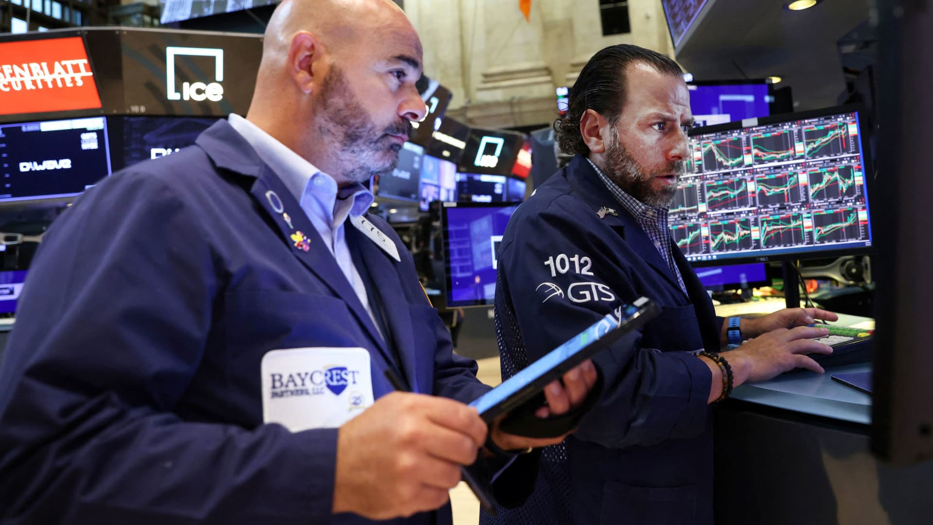 Photo of Aktien-Futures fallen, da Investoren die düstere Warnung von FedEx bewerten