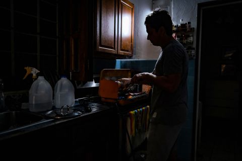 Eine Person kocht am Montag im Dunkeln, nachdem sie in San Juan, Puerto Rico, den Strom verloren hat.