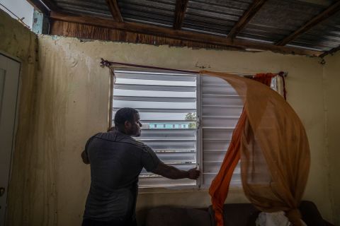 Nelson Sereno sichert die Fenster seines Hauses, als die Winde des Hurrikans Fiona am Sonntag in Louisa wehen.