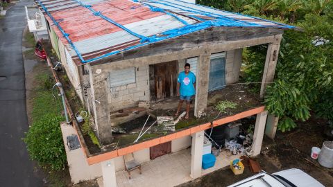 Getsabel Osorio steht in ihrem Haus, das vor fünf Jahren vom Hurrikan Maria zerstört wurde, bevor Fiona in Luisa, Puerto Rico, ankam.