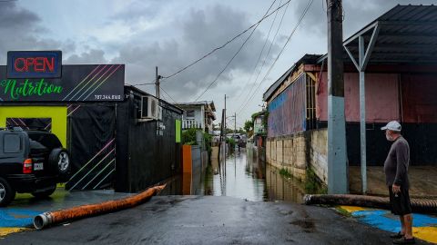 Ein Mann blickt auf eine überflutete Straße im Stadtteil Juana Matos in Catano, Puerto Rico, nachdem der Hurrikan Fiona vorbeigezogen ist. 