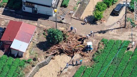 Holz und Trümmer wurden am 24. September 2022 vom Tropensturm Talas in Shimada, Präfektur Shizuoka, Japan, weggefegt.