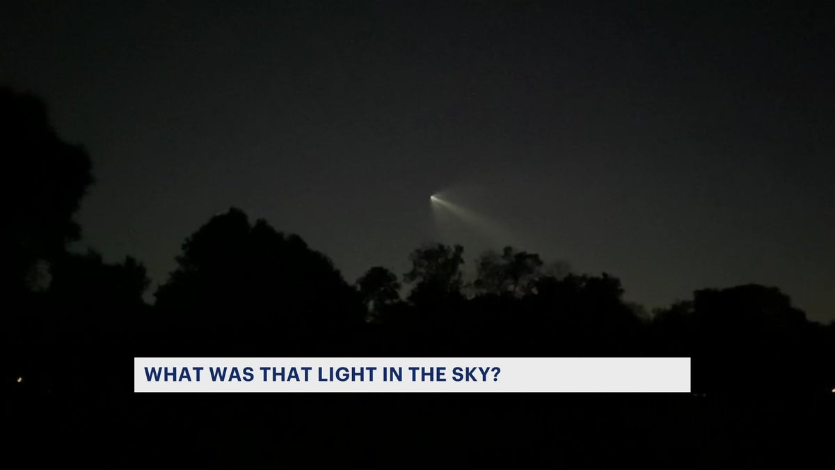 Photo of Der Kondensstreifen einer Space X Falcon 9-Rakete erscheint über dem Himmel von New Jersey