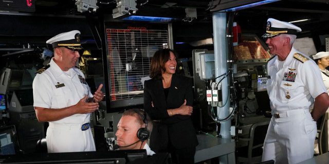 US-Vizepräsidentin Kamala Harris wird am 28. September 2022 von Mitarbeitern der US Navy im Combat Information Center (CIC) an Bord der USS Howard auf dem Marinestützpunkt Yokosuka, Präfektur Kanagawa, informiert.