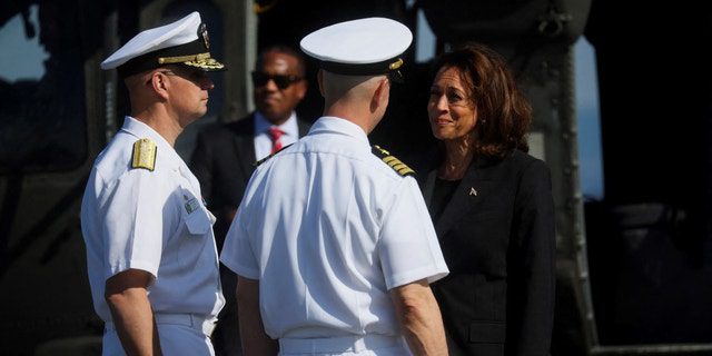 Angehörige des Militärs begrüßen US-Vizepräsidentin Kamala Harris am 28. September 2022 auf dem Marinestützpunkt in Yokosuka, Präfektur Kanagawa. 
