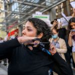 Warum schneiden sich iranische Frauen die Haare?