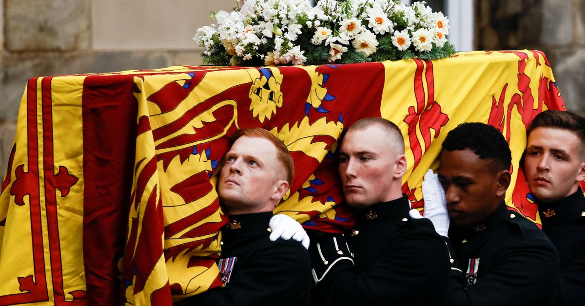 Photo of Der Sarg von Königin Elizabeth kommt in Edinburgh an, während Trauernde die Straßen säumen