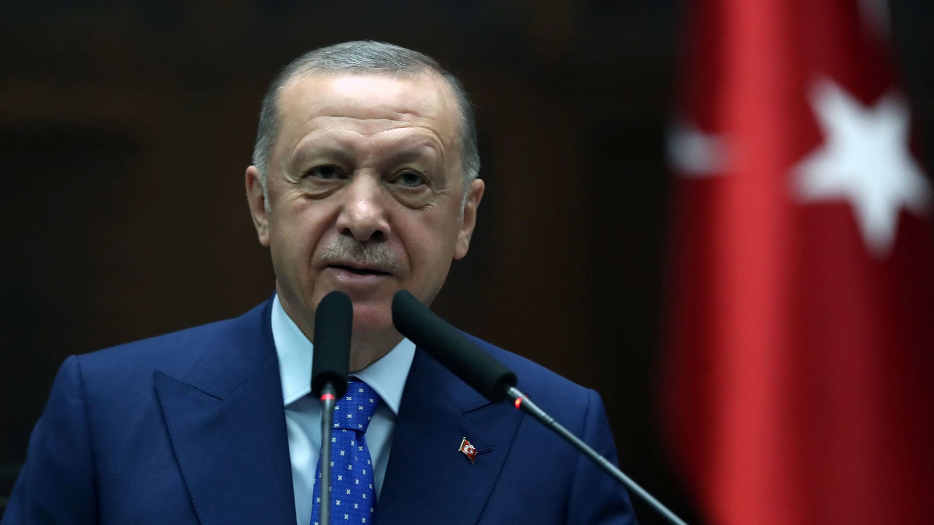 Photo of Erdogan sagt, die Türkei werde die Zinssätze weiter senken, verspottet das britische Pfund