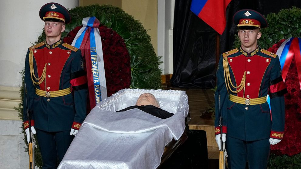 Photo of Gorbatschow wurde in Moskau bei einer Beerdigung beerdigt, die Putin ablehnte