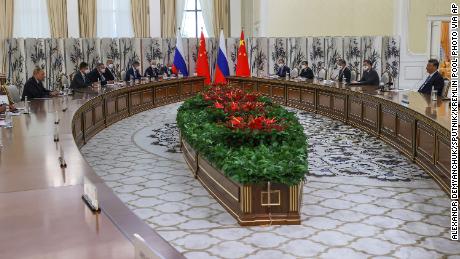 Der russische Präsident Wladimir Putin traf am Donnerstag am Rande des Gipfeltreffens der Shanghai Cooperation Organization in Samarkand, Usbekistan, mit dem chinesischen Präsidenten Xi Jinping zusammen.