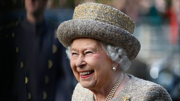 Queen Elizabeths letzte Tage beinhalteten Party-Hosting, Hundetrauer und TV-Iron-Man-Schwarm