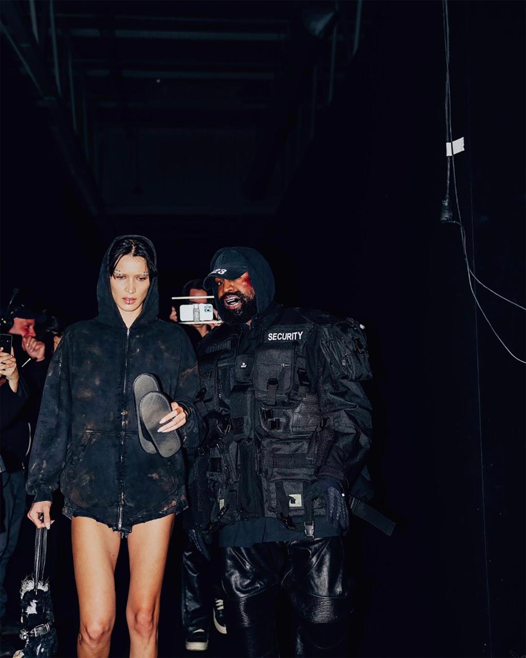 Kanye West erscheint während der schlammigen Balenciaga Fashion Week in Paris auf dem Laufsteg