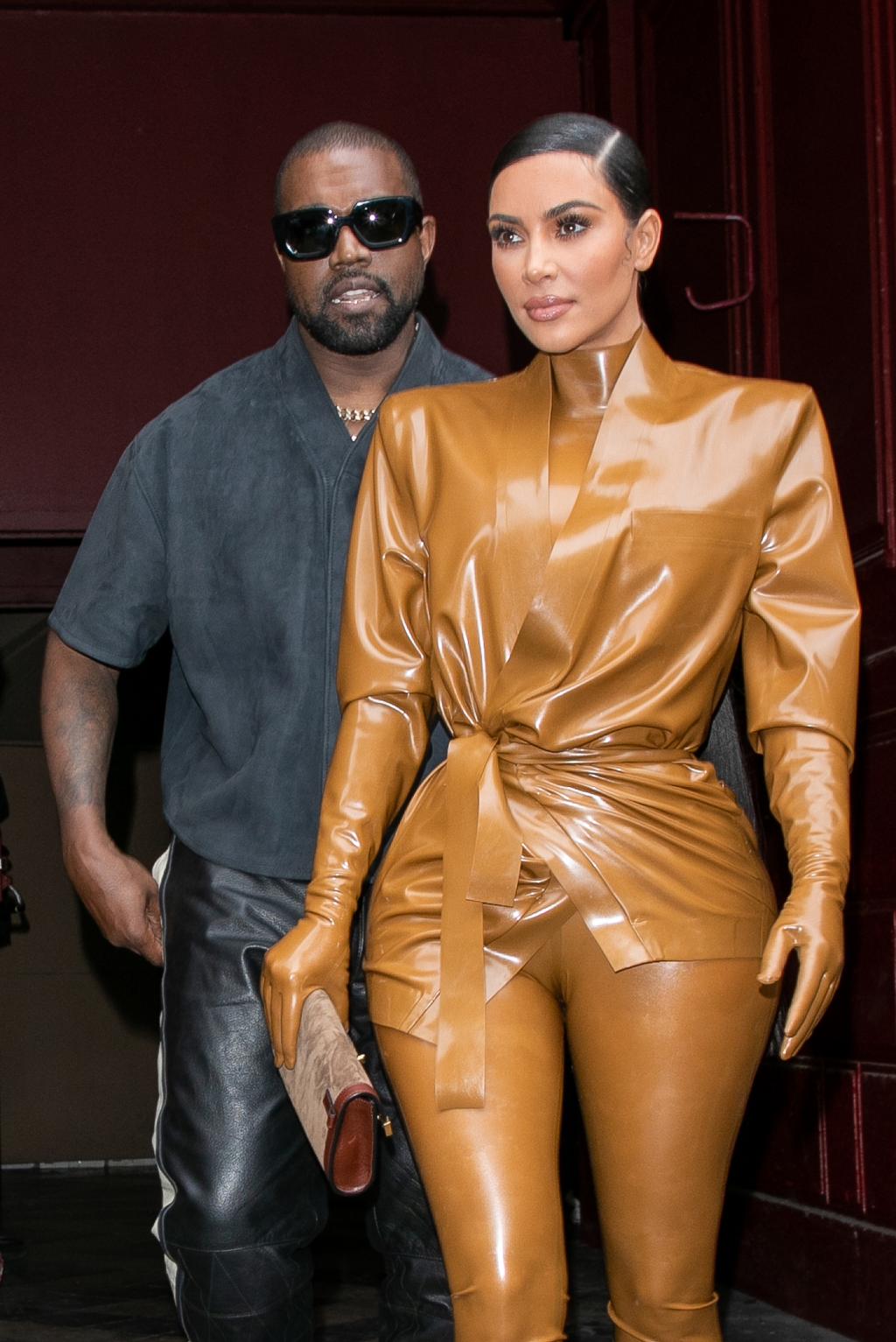 Kanye West und Kim Kardashian verlassen am Sonntag den K-West-Service im Théâtre des Beauvises du Nord – Paris Fashion Week Womenswear Herbst/Winter 2020/2021