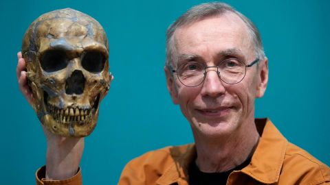 Der schwedische Wissenschaftler Svante Pääbo zeigt eine Nachbildung eines Neandertaler-Skeletts.