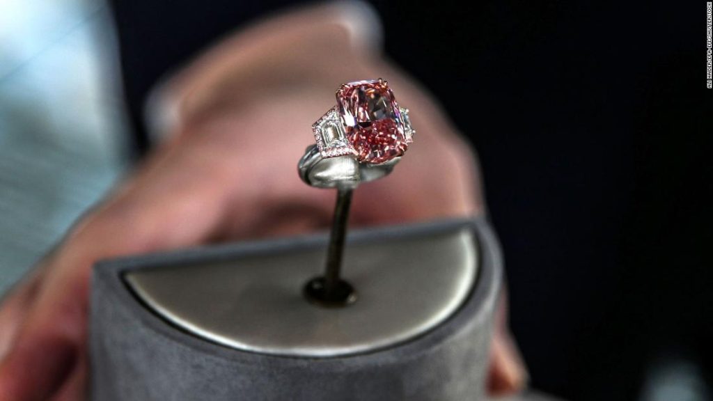 Dieser rekordverdächtige pinkfarbene Diamantring wurde für fast 60 Millionen US-Dollar verkauft