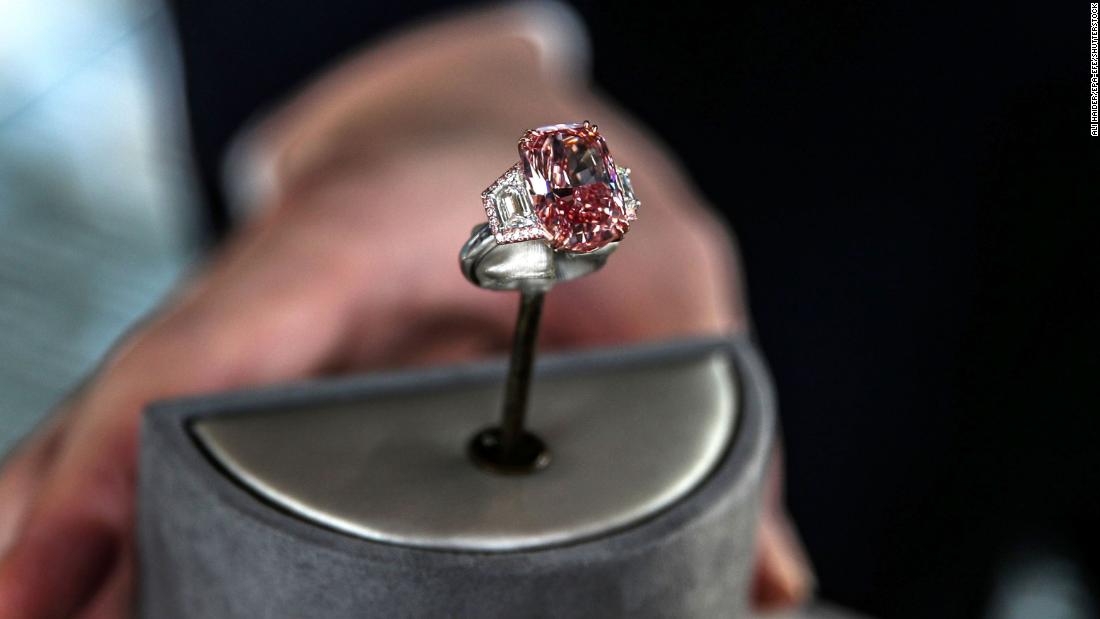 Photo of Dieser rekordverdächtige pinkfarbene Diamantring wurde für fast 60 Millionen US-Dollar verkauft
