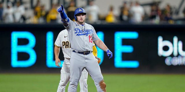Max Muncy von den Los Angeles Dodgers reagiert, nachdem er im sechsten Inning in Spiel 3 der NL Major League Baseball Series gegen die San Diego Padres am Freitag, den 14. Oktober 2022, in San Diego zwei Tore erzielt hat.