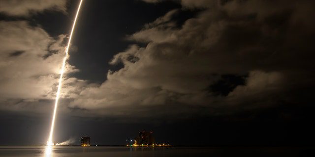 Eine Atlas-5-Rakete der United Launch Alliance mit der Raumsonde Lucy an Bord ist in diesem 2 Minuten 30 Sekunden langen Belichtungsbild zu sehen, als sie am Samstag, den 16. Oktober 2021, auf der Cape Canaveral Space Force Station in Florida vom Space Launch Complex 41 abhebt. 
