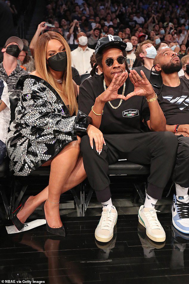 Republik China: Laut der Website bestellt Jay-Z alle Finanzbücher und Aufzeichnungen sowie den Standort aller Lagerhäuser, in denen Fässer, Flaschen und Zubehör des Cognacs der Marke gelagert werden, fotografiert mit seiner Frau Beyoncé im Juni 2021
