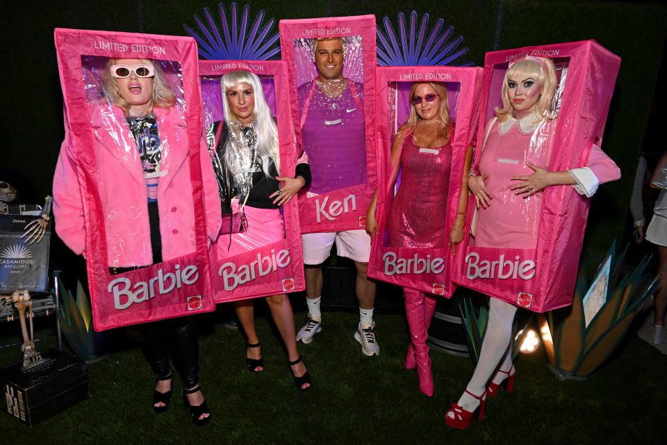 Rebel Wilson und ihre Freunde verkleiden sich zu Halloween als Barbie-Puppen.  (Foto: Michael Kovac/Getty Images für Casamigos)