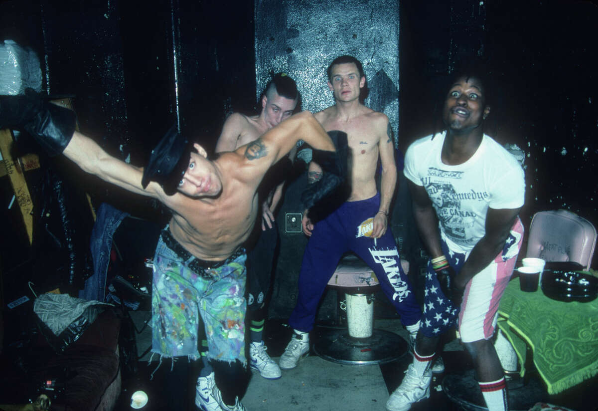 Red Hot Chili Peppers (LR) Anthony Kiedis, John Frusciant, Michael "Floh" Balzary, D. H. Peligro posiert am 16. November 1988 für ein Foto hinter den Kulissen im Nachtclub First Avenue in Minneapolis, Minnesota. 