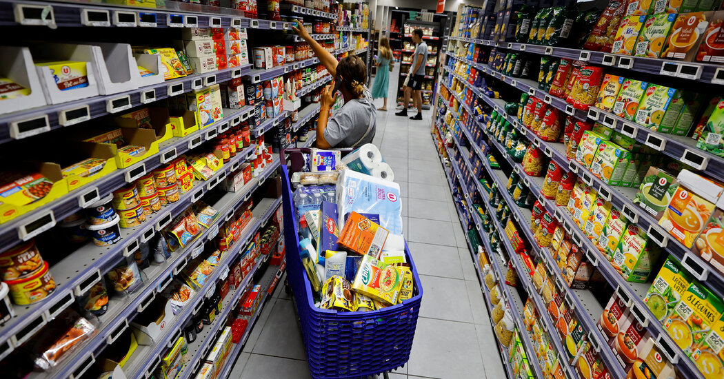 Photo of Die Inflation in Europa erreicht ein Rekordhoch von 10,7 %, da die Beamten vor schwierigen Entscheidungen stehen