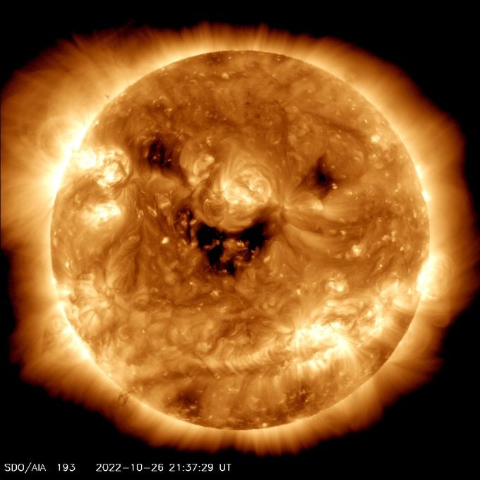 Die NASA macht ein Foto von der "lächelnden" Sonne.  Es ist nicht so süß, wie es scheint.