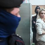 Die russische Journalistin Marina Ovsianikova entkommt dem Hausarrest