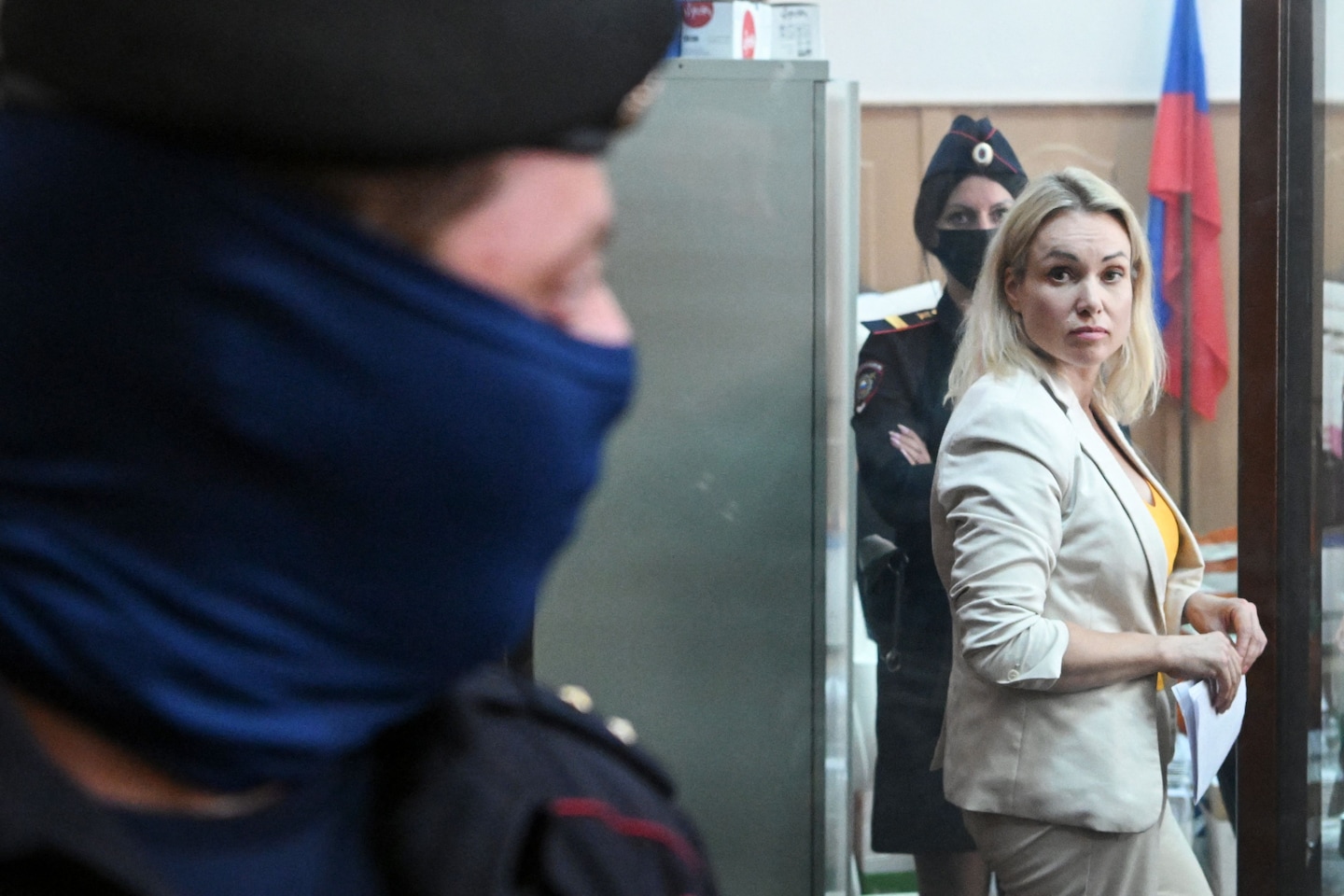 Photo of Die russische Journalistin Marina Ovsianikova entkommt dem Hausarrest