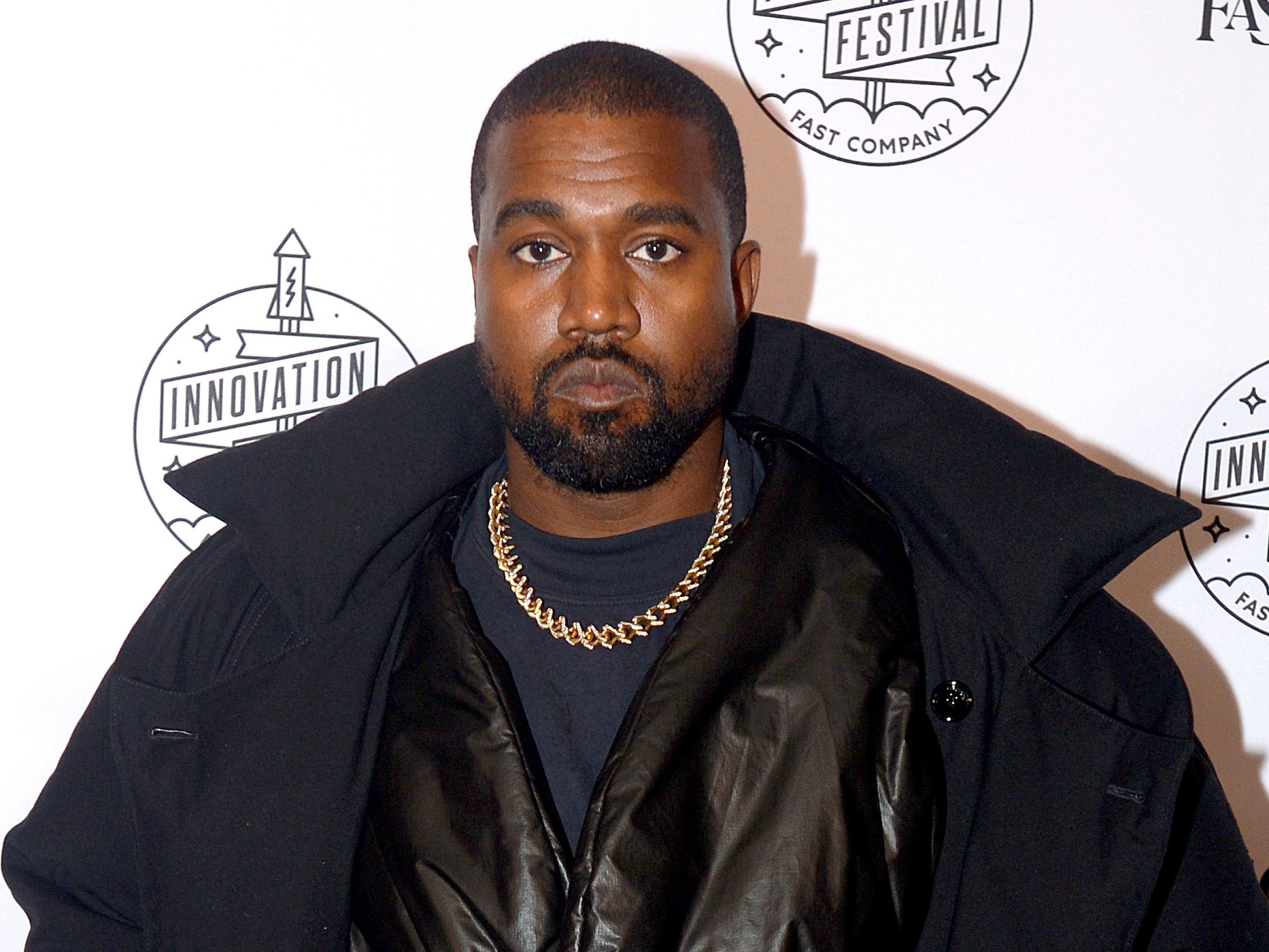 Photo of Kanye West, der ihn aus dem Skechers-Büro eskortiert, sagt die Schuhmarke |  Rassismus Nachrichten