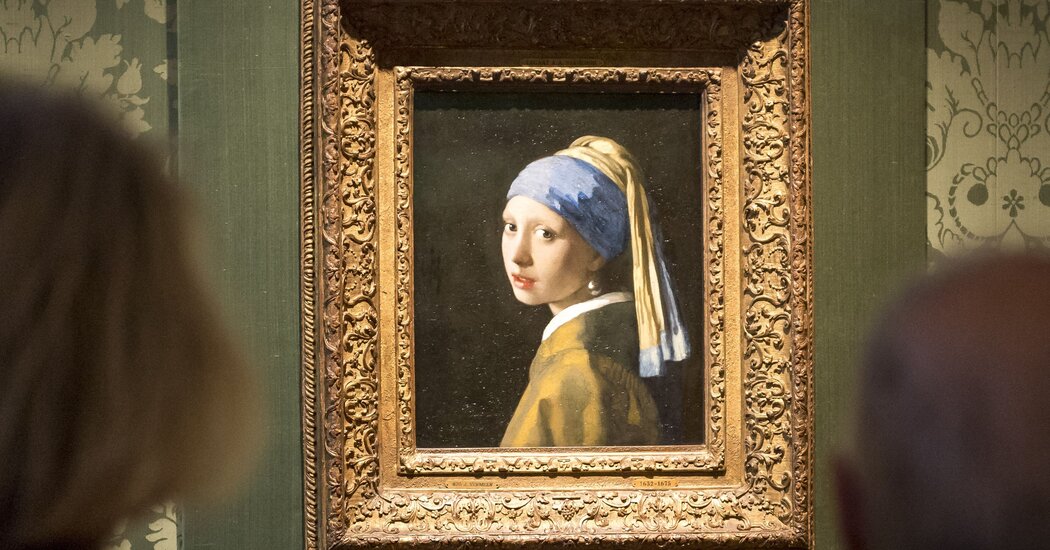 Photo of Klimademonstrant steckt Kopf auf Gemälde „Das Mädchen mit dem Perlenohrgehänge“